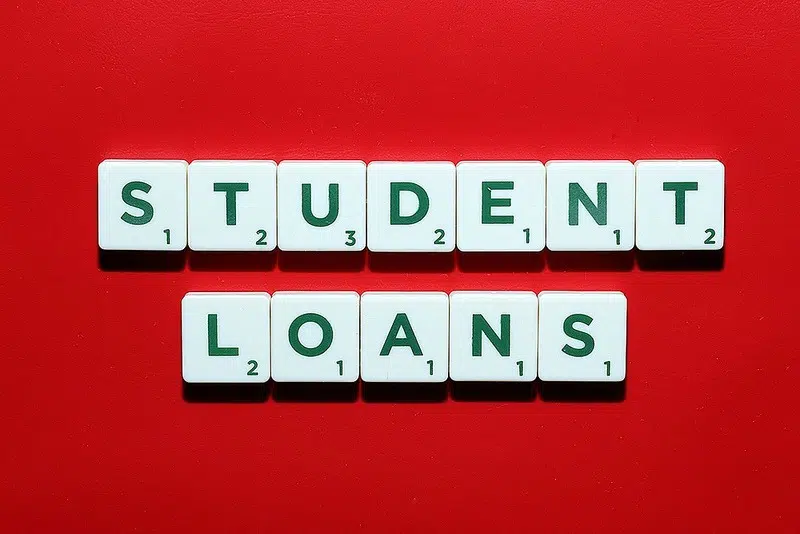 3 Factors to Consider When Choosing a Student Loan