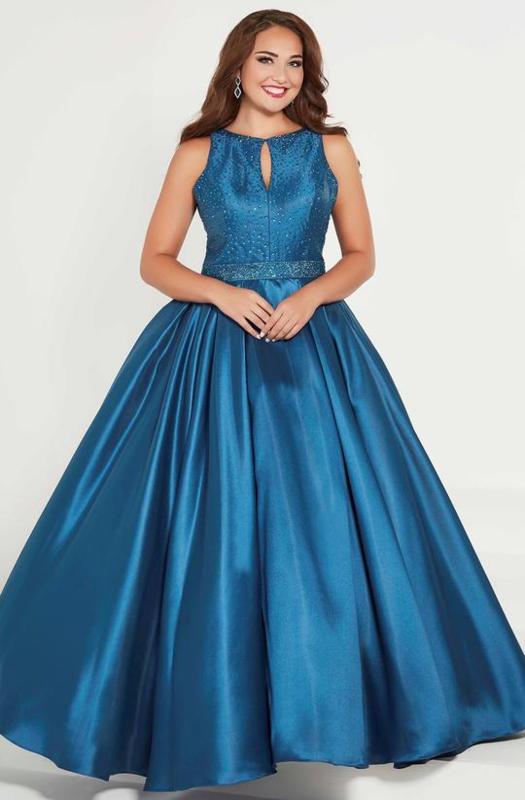 Top Trending Styles Of Cocktail Dresses & Gowns For Plus Size Women