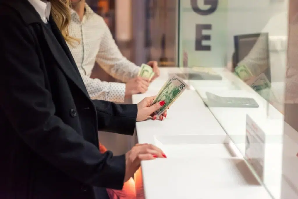 Plexiglass Barrier Become Compulsory In Commercial Settings In USA Especially Departmental Store Counters