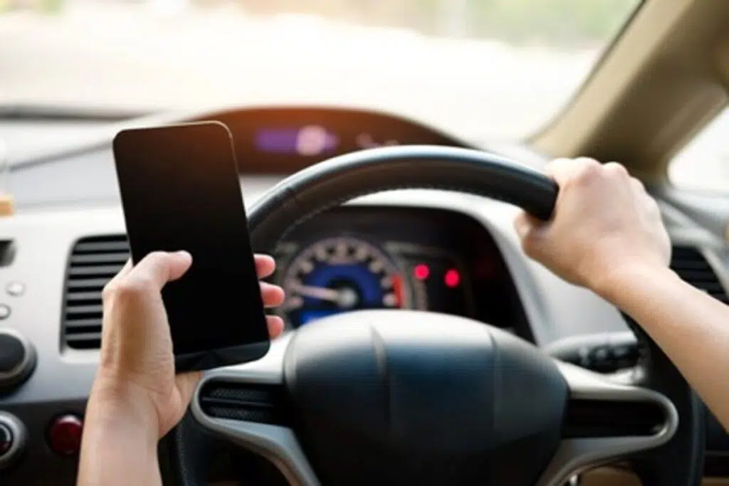 5 Distractions While Driving We Didn't Have 20 Years Ago