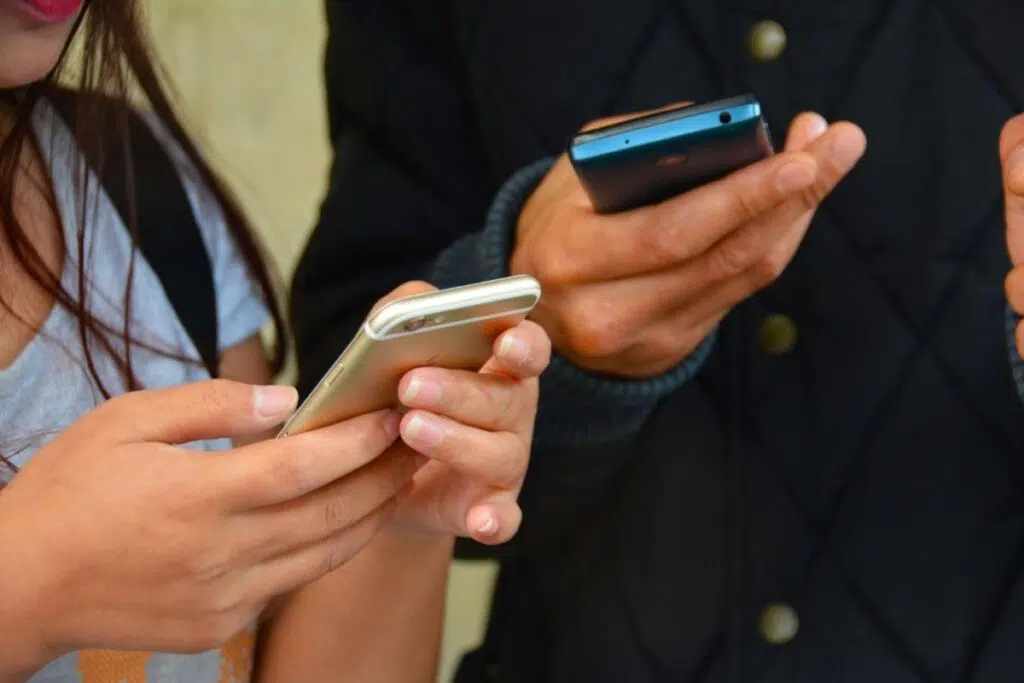 7 Tips For Using Smartphones On Your First Camping Trip