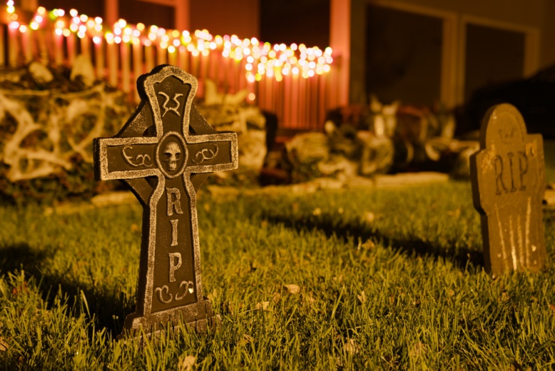 3 DIY Ideas To Make Your Yard Look Hauntingly Boo-tiful For Halloween