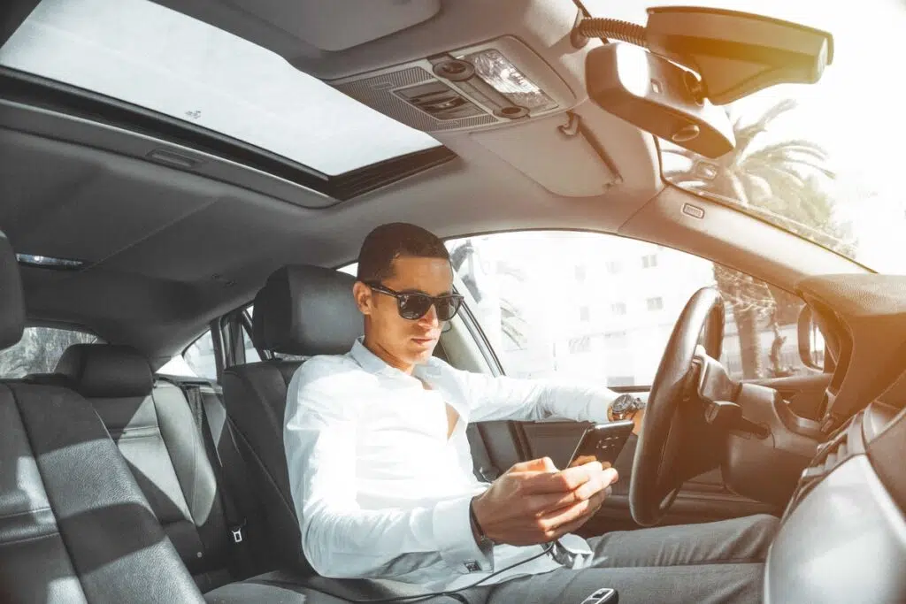 5 Distractions While Driving We Didn't Have 20 Years Ago