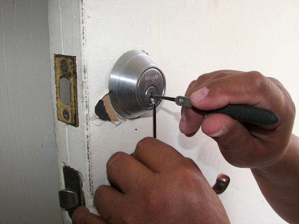 7 Tips For How To Find A Trustworthy Mobile Locksmith