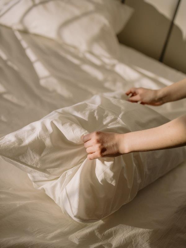 Smooth As Silk: 5 Benefits Of Using A Silk Pillowcase