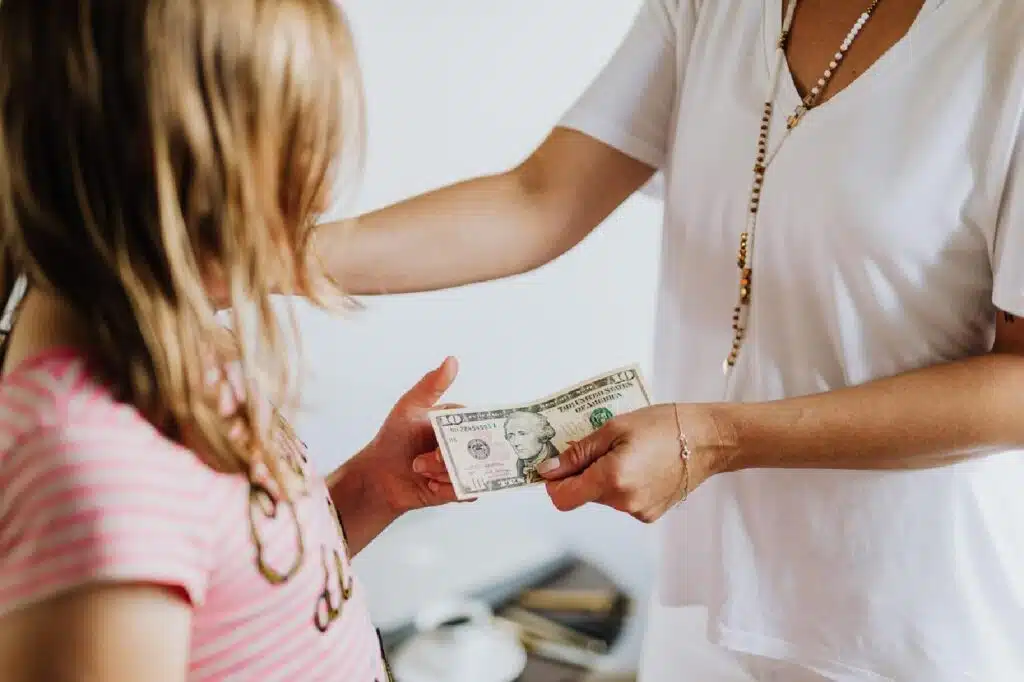 10 Money Lessons To Teach Your Kids From An Early Age