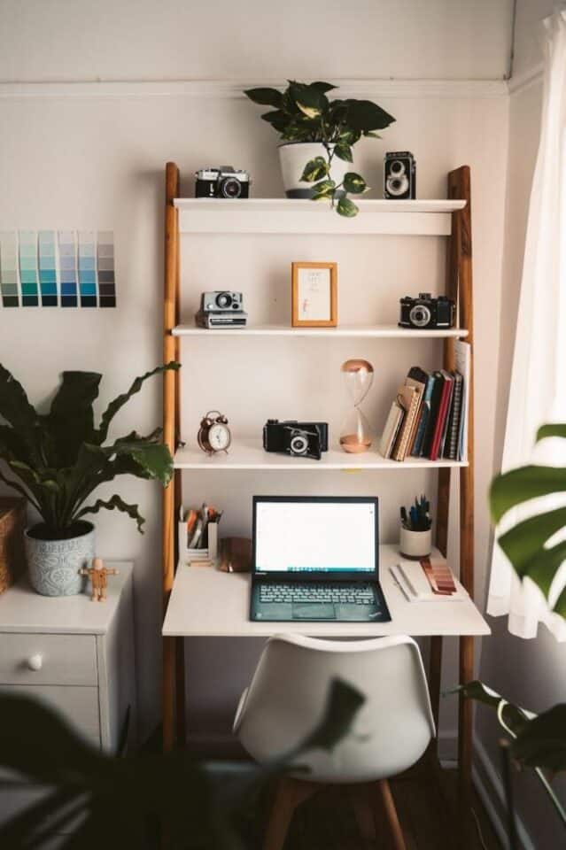 How To Decorate Office Desk At Work? Tips And Tricks