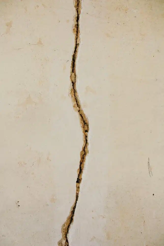 What Are The Signs Of Wall Cracks?