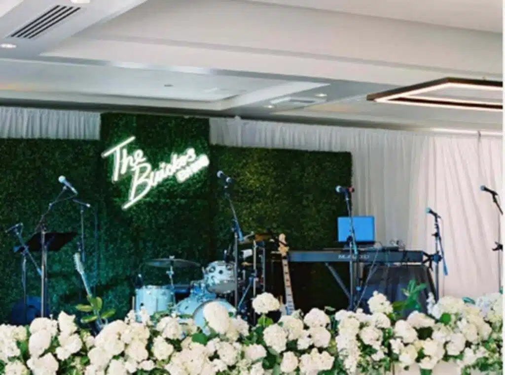 8 Ways To Dress Up Your Wedding Band Stage