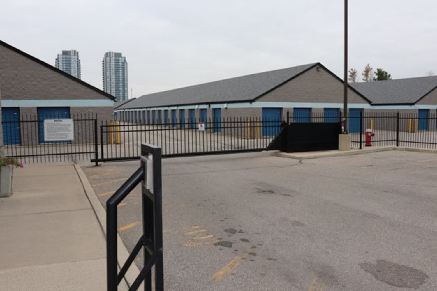 How To Store Your Seasonal Items With Etobicoke Self Storage?