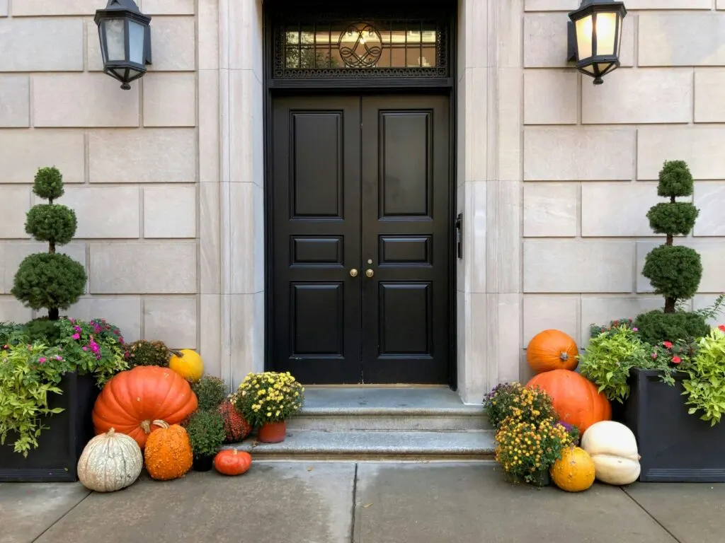 outdoor fall d&eacute;cor