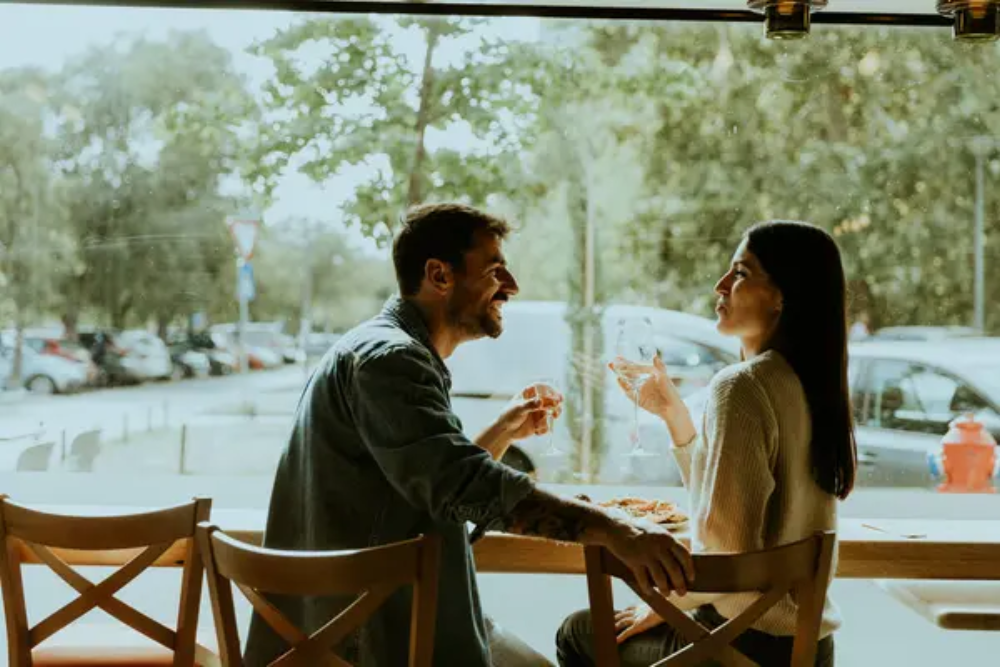 10 Things Never to Ask on a First Date & 4 Questions That Spark Real ...