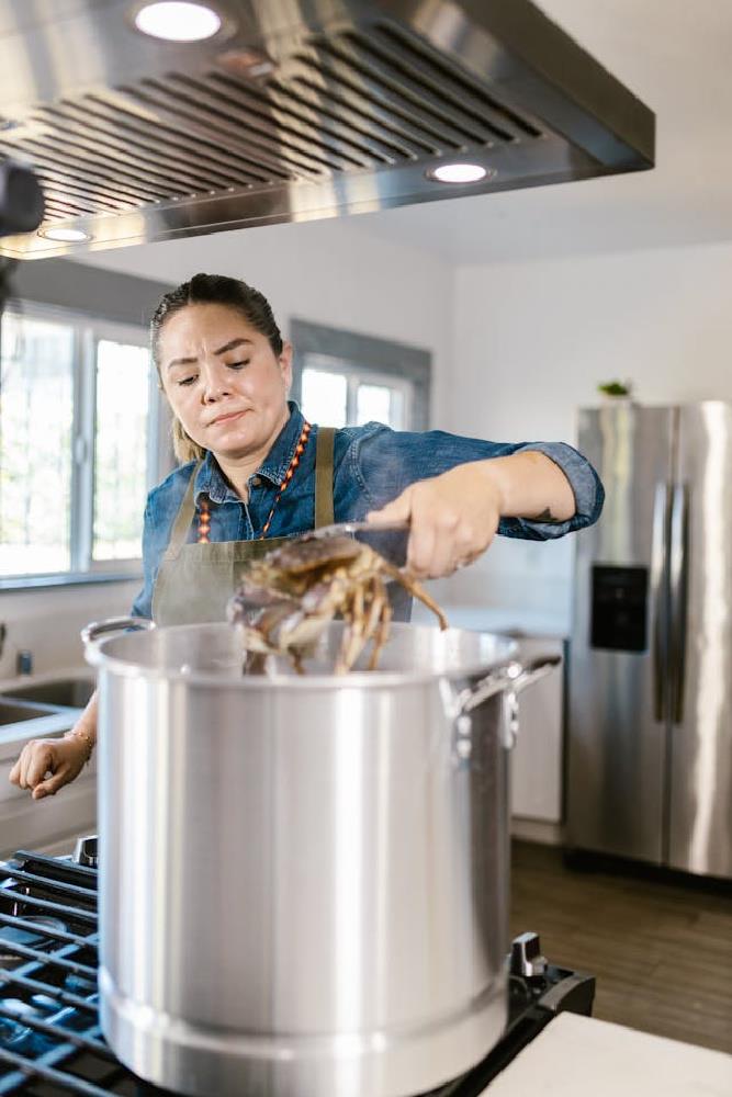 What Makes A Great Crab Boil Pot? Features To Look For