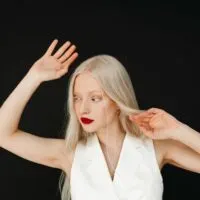 How To Style A Heat-Resistant Halo On Straight Hair Without Damage